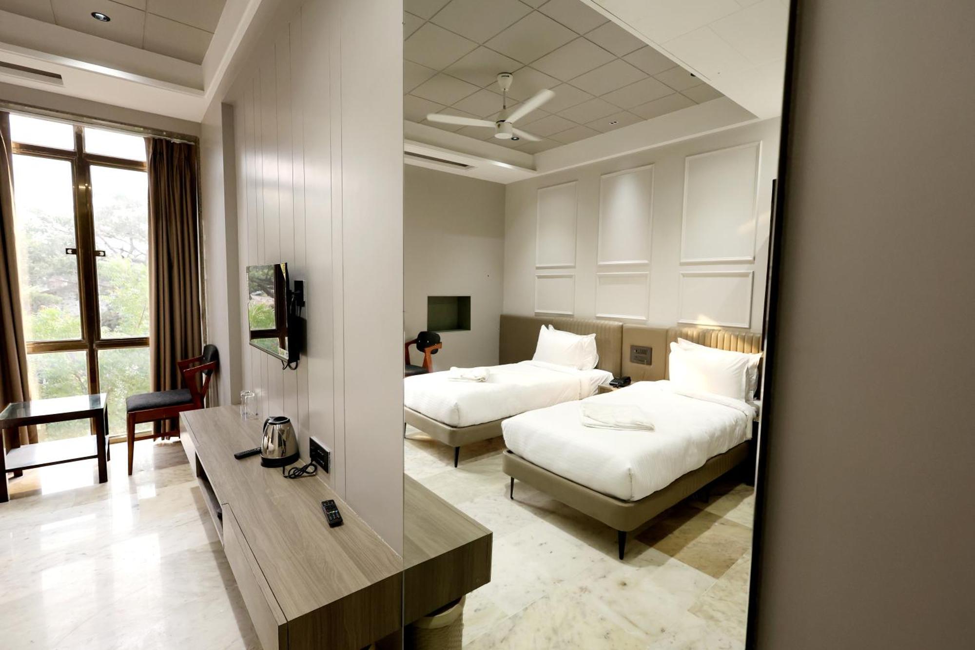 Hotel Statusinn, Ichalkaranji Exteriér fotografie