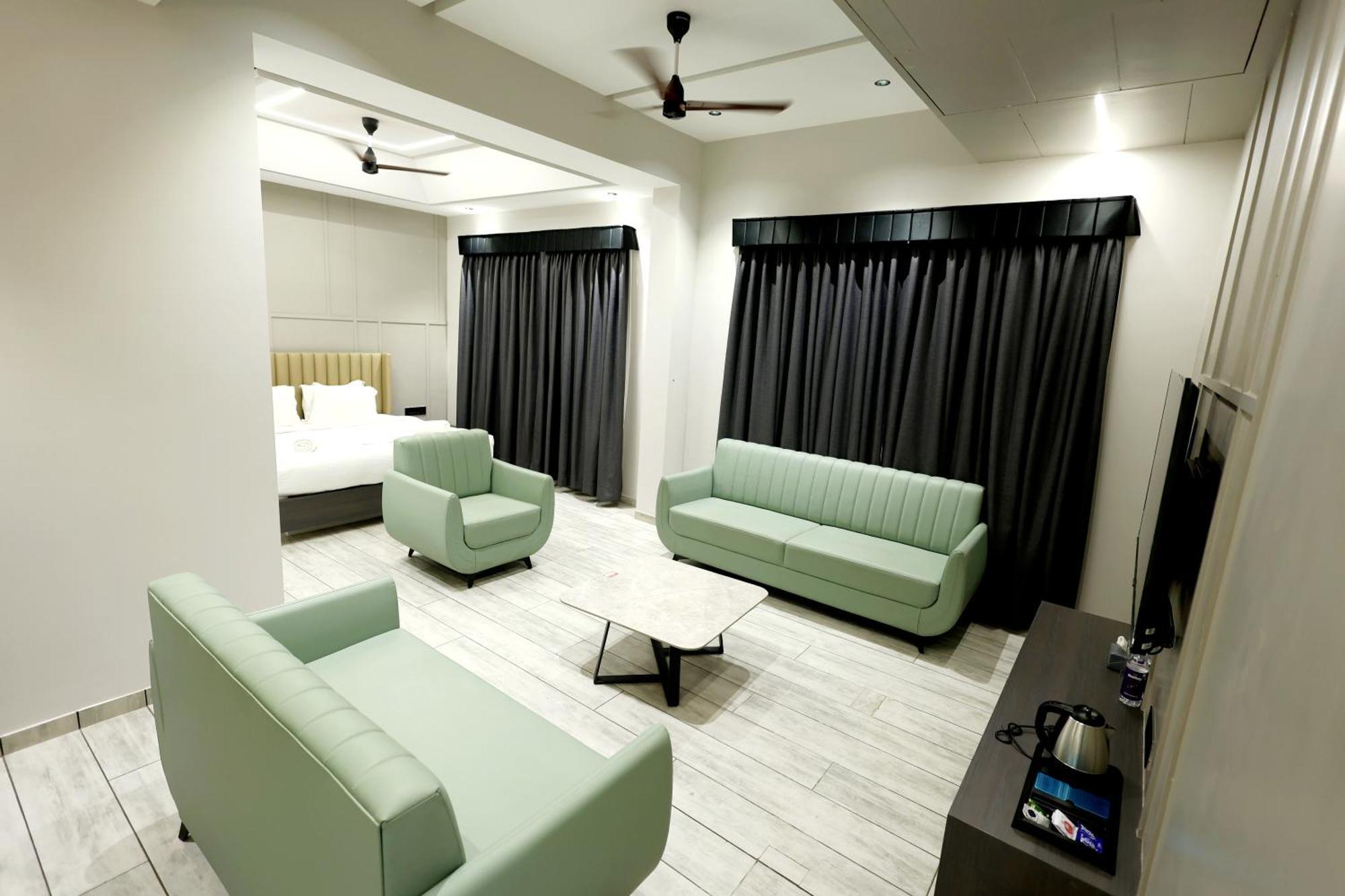 Hotel Statusinn, Ichalkaranji Exteriér fotografie