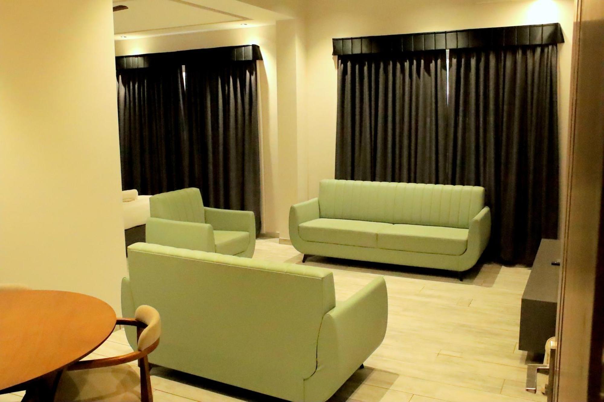 Hotel Statusinn, Ichalkaranji Exteriér fotografie